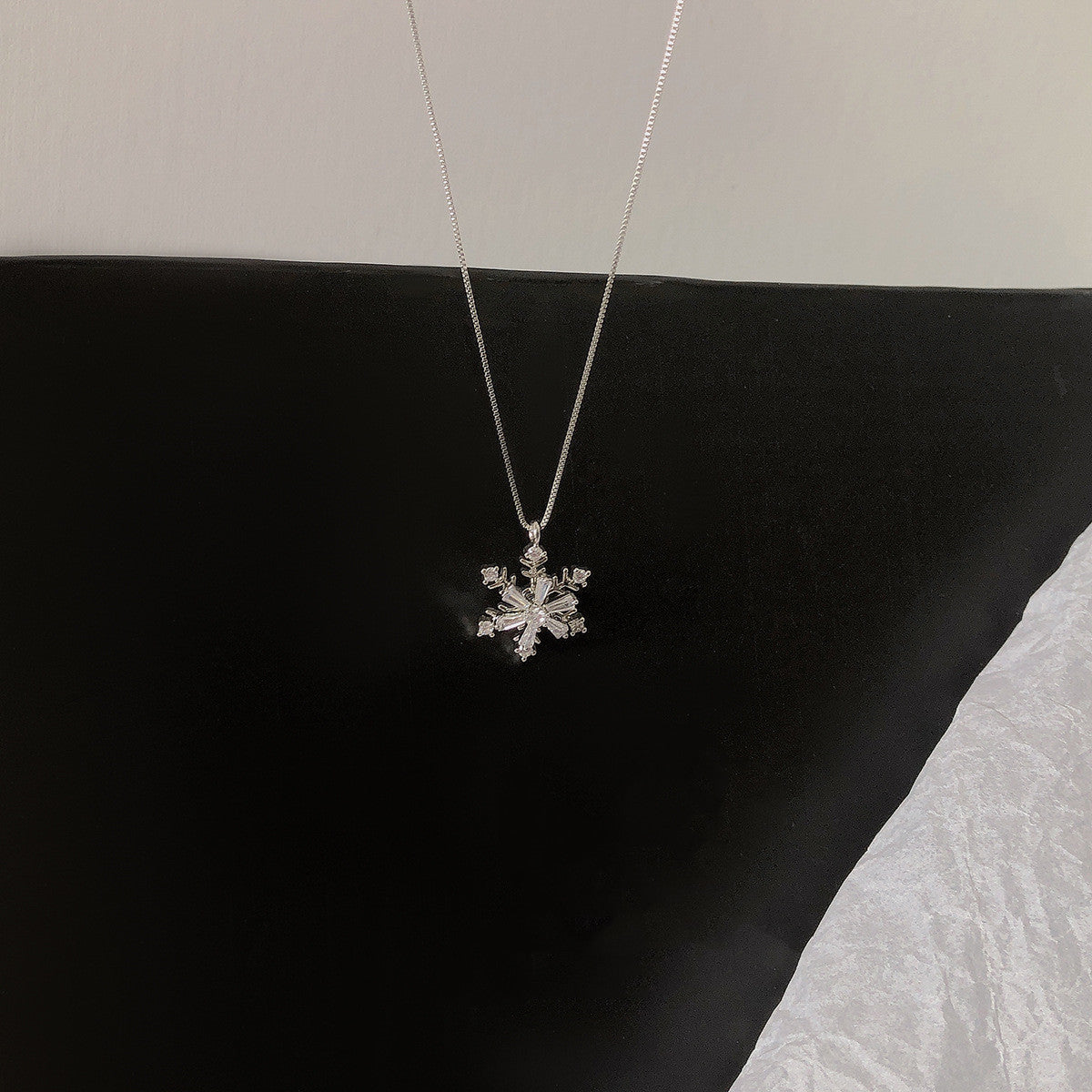 Ins Rotatable Diamond Snowflake Necklace Women