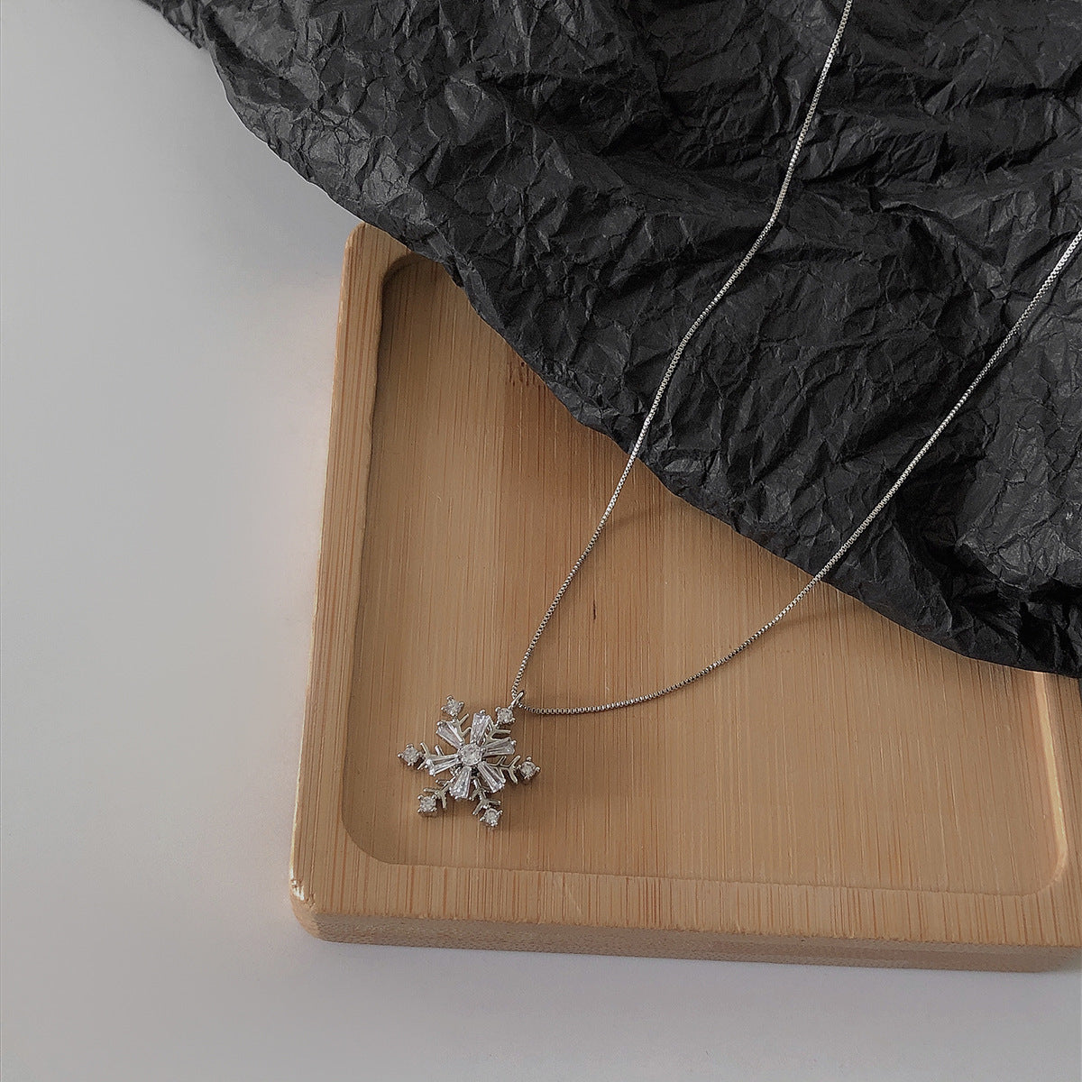 Ins Rotatable Diamond Snowflake Necklace Women